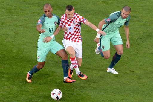 Croatia's midfielder Ivan Perisic (C) vies with Portugal's midfielder Joao Mario (L) and Portugal's defender Pepe during the Euro 2016 round of sixteen football match Croatia vs Portugal, on June 25, 2016 at the Bollaert-Delelis stadium in Lens. / AFP PHOTO / FRANCOIS LO PRESTI