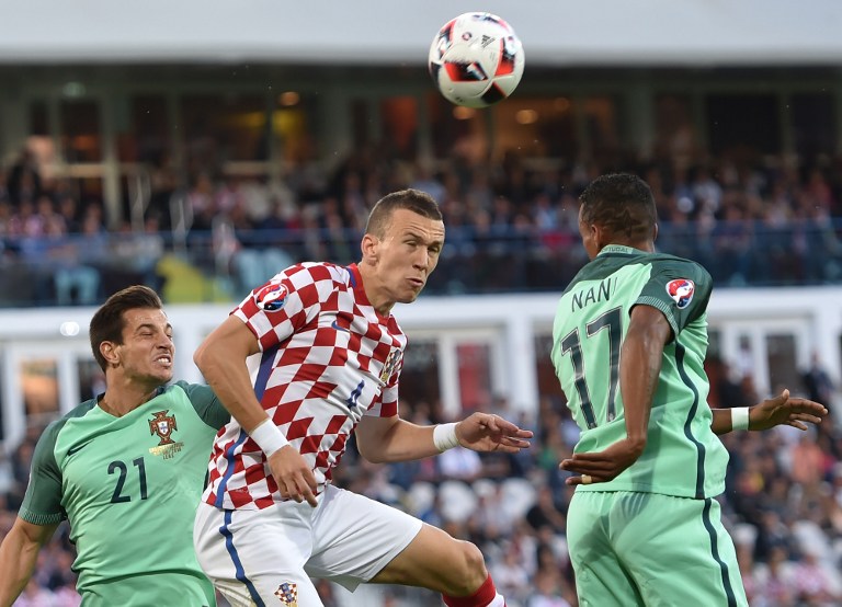 Croatia's midfielder Ivan Perisic (C) vies with Portugal's defender Cedric Soares (L) and Portugal's forward Nani during the Euro 2016 round of sixteen football match Croatia vs Portugal, on June 25, 2016 at the Bollaert-Delelis stadium in Lens. / AFP PHOTO / PHILIPPE HUGUEN