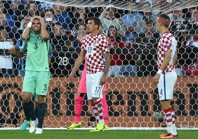 Portugal's defender Pepe (L) gestures after missing a goal beside Croatia's forward Mario Mandzukic (C) and Croatia's midfielder Ivan Perisic during the Euro 2016 round of sixteen football match Croatia vs Portugal, on June 25, 2016 at the Bollaert-Delelis stadium in Lens. / AFP PHOTO / PHILIPPE HUGUEN
