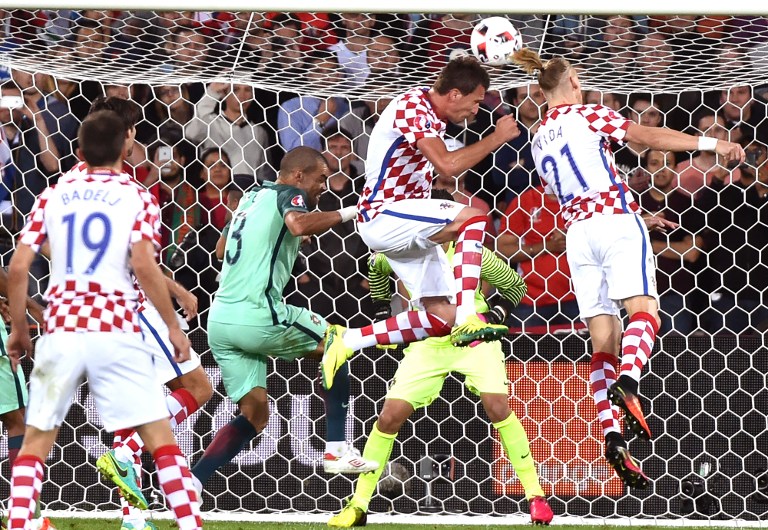 Portugal's defender Pepe (2nd L) vies with Croatia's defender Domagoj Vida (R) and Croatia's forward Mario Mandzukic (2nd R) during the Euro 2016 round of sixteen football match Croatia vs Portugal, on June 25, 2016 at the Bollaert-Delelis stadium in Lens. / AFP PHOTO / PHILIPPE HUGUEN