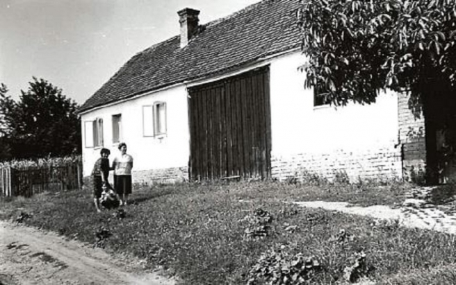 Gospođa Branka ispred kuće u kojoj je tijekom Drugog svjetskog rata živjela s djedom i bakom Kolb