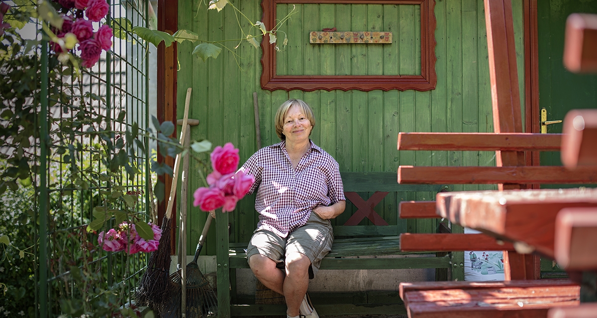 Gospođa Iveković snimljena u vrtu svoje obiteljske kuće u zagrebačkoj Kustošiji