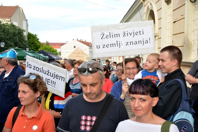   Križevci, središte grada - Prosvjedni skup potpore reformi okupio je stotine sudionika, Damir Spehar/PIXSELL