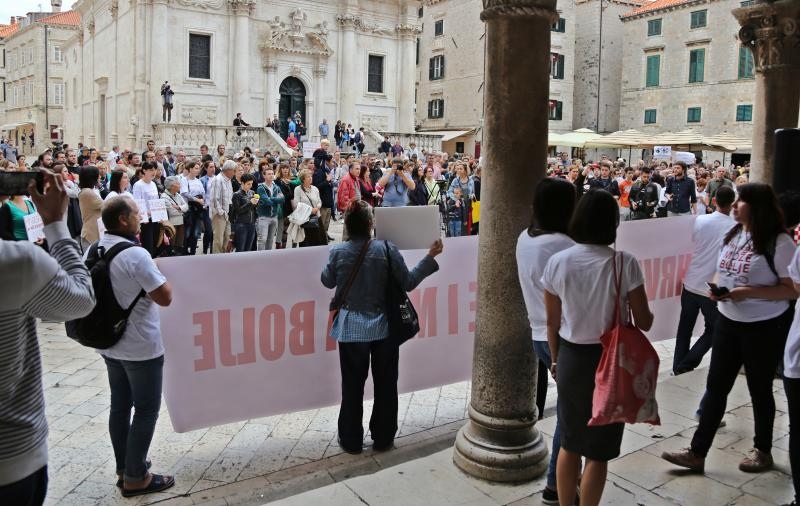Dubrovnik - Dubrovčani su iza 18 sati u većem broju došli na Stradun podržati skup potpore kurikularnoj reformi, Grgo Jelavic/PIXSELL