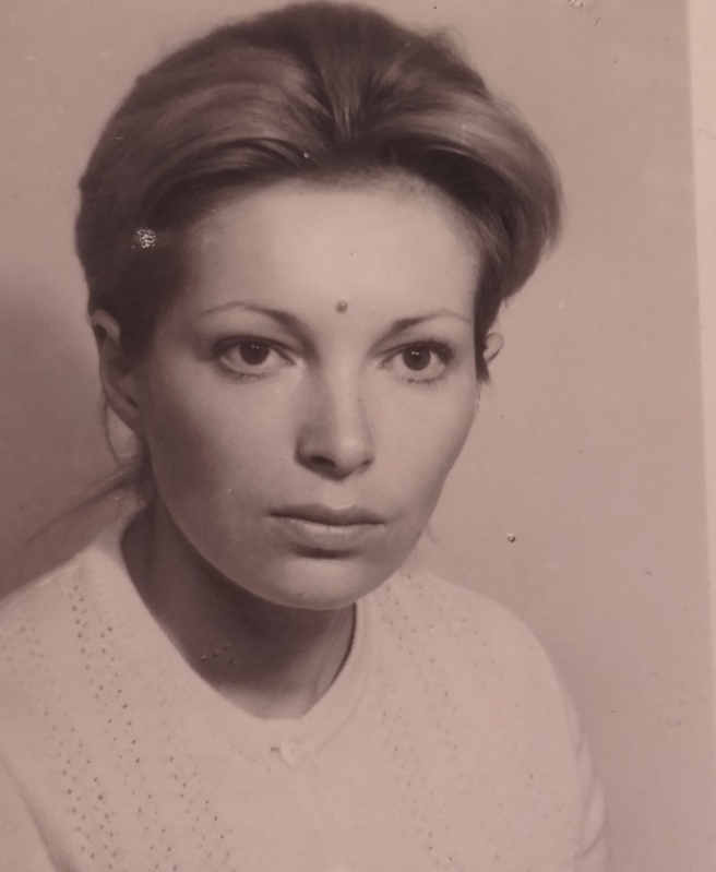 Slika iz putovnice kada je imala 28 do 30