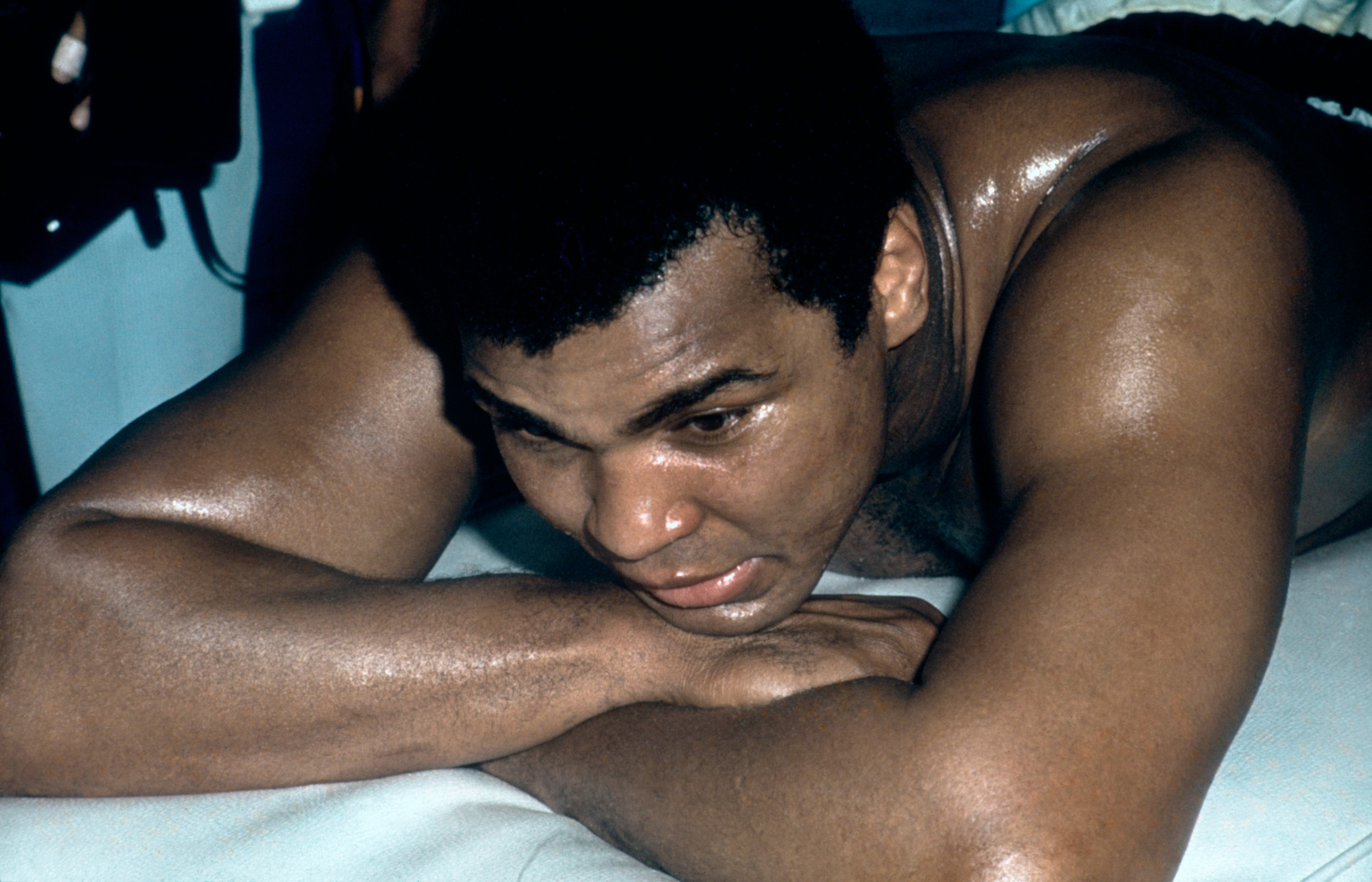 MUHAMMAD ALI (Geboren am 17. Januar 1942 als Cassius Marcellus Clay Jr. in Louisville, Kentucky), amerikanischer Schwergewichtsboxer. Ali gilt als berühmtester und größter Boxer aller Zeiten. Als Ikone des Boxsports und herausragender Athlet des 20. Jahrhunderts. Photo: Muhammad Ali (1975) Muhammad Ali (born 17 January 1942 as Cassius Clay), famous American boxer and former three-time World Heavyweight Champion and winner of an Olympic Light-heavyweight gold medal. Ali is the biggest sporting legend of the 20th century., Image: 136777891, License: Rights-managed, Restrictions: , Model Release: no, Credit line: Profimedia, United Archives