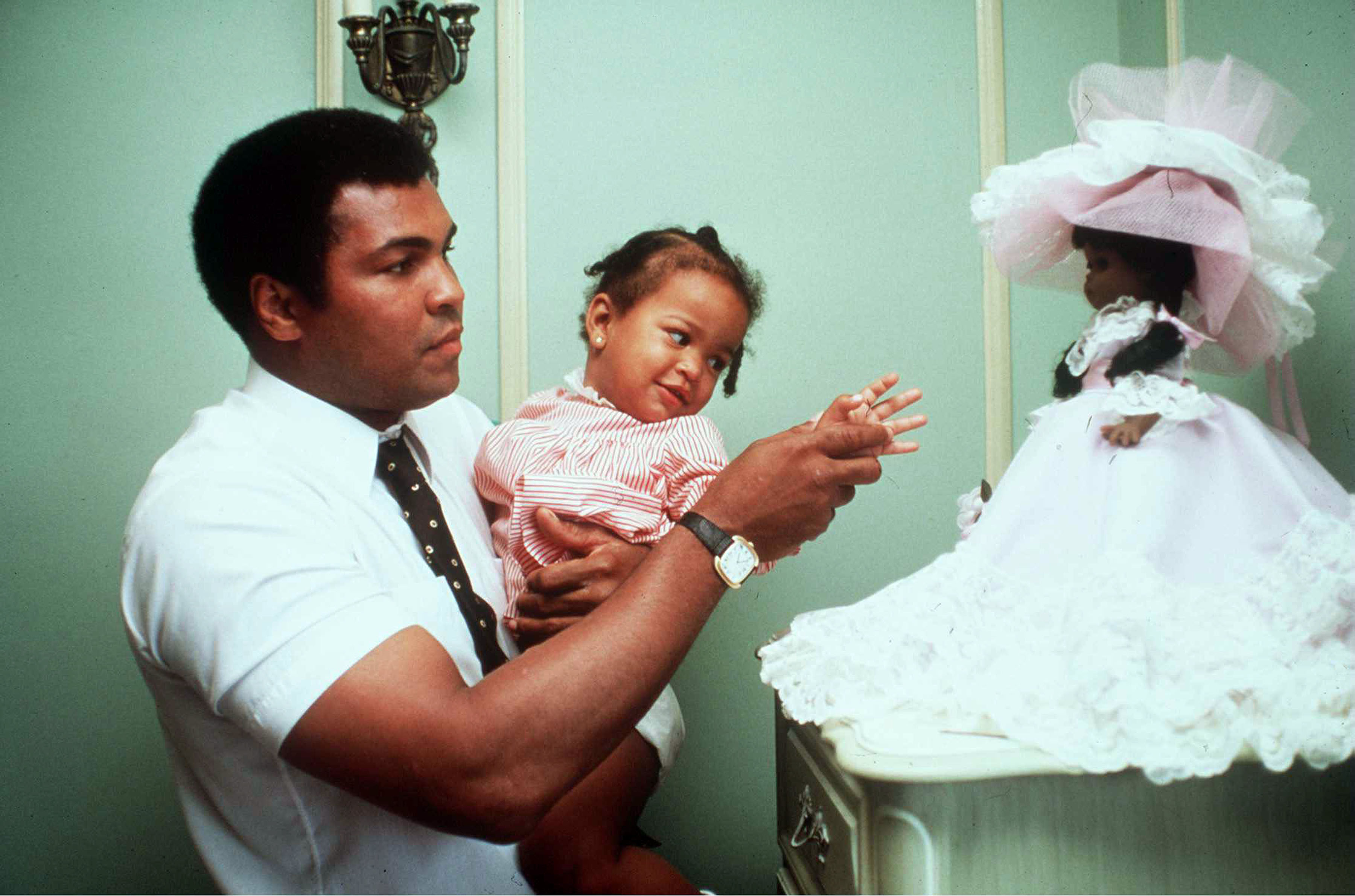 3113 LOS ANGELES CALIFORNIA May 3, 1980 Muhammad Ali with his daughter Lail...