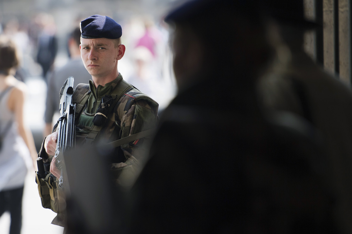160608 Militärer utanför Louvren inför fotbolls-EM, den 7 juni 2016 i Paris..Foto: Johanna Lundberg / Bildbyrån / 135619