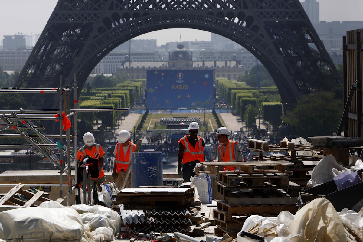 June 9, 2016 - Paris, France - Workers during the final preparations of the UEFA Euro 2016 fan zone site next to the Eiffel Tower in Paris, on June 9, 2016., Image: 289493077, License: Rights-managed, Restrictions: * France Rights OUT *, Model Release: no, Credit line: Profimedia, Zuma Press - News