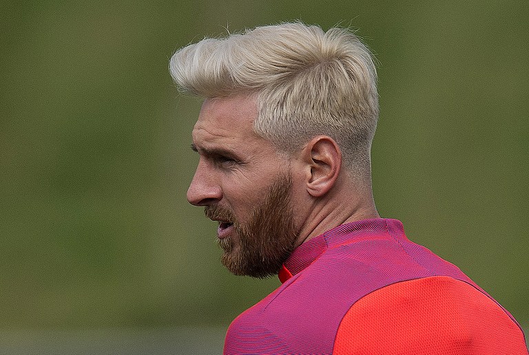 Barcelona's Argentinian forward Lionel Messi takes part in a team training session at St George's Park near Burton-on-Trent, central England, on July 26, 2016. Barcelona are taking part in a five-day training camp at the English Football Association's national football centre, ahead of their 2016 International Champions Cup fixtures against Celtic in Dublin on July 30, and Liverpool at Wembley on August 6. / AFP PHOTO / OLI SCARFF