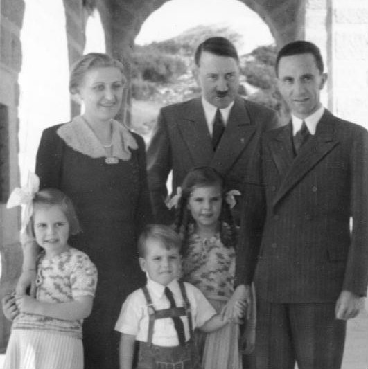 Bundesarchiv_Bild_183-1987-0724-502,_Obersalzberg,_Besuch_Familie_Goebbels_bei_Hitler