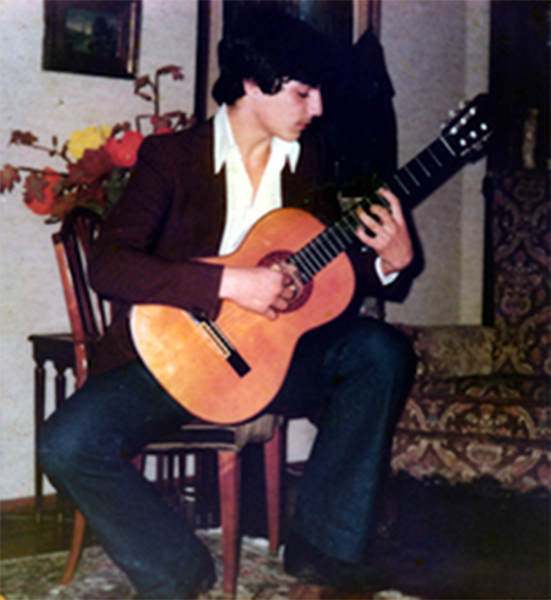 Cura je svoju karijeru započeo kao gitarist
