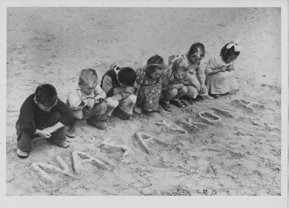 Djeca u Tolumbatu u Egiptu 1944. s natpisom 'Naša škola' 
