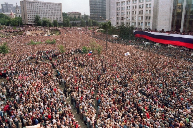 Deseci tisuća Jeljcinovih pristaša na ulicama Moskve 22. kolovoza 1991., dva dana nakon neuspjelog državnog udara
