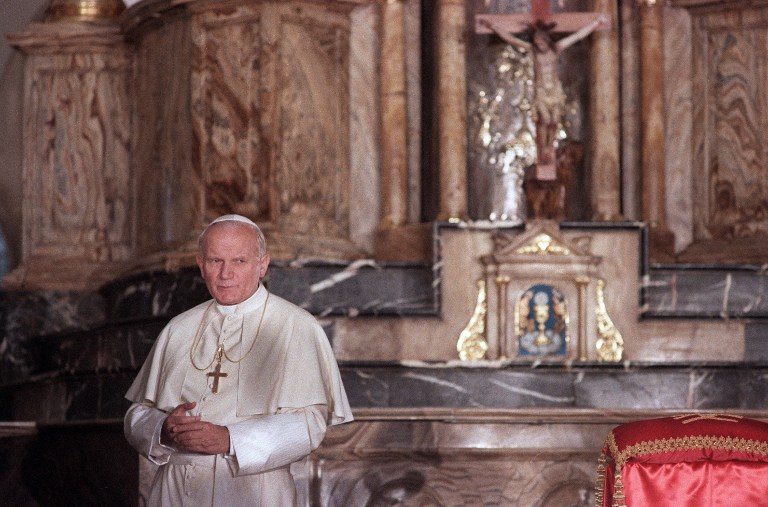 Pope John Paul II prays 03 July 1986 in the Basilica of Chiquinquira during his Pastoral visit to Colombia from 01 to 08 July (his 30th International Pastoral visit). / AFP PHOTO / JOAQUIN VILLEGAS