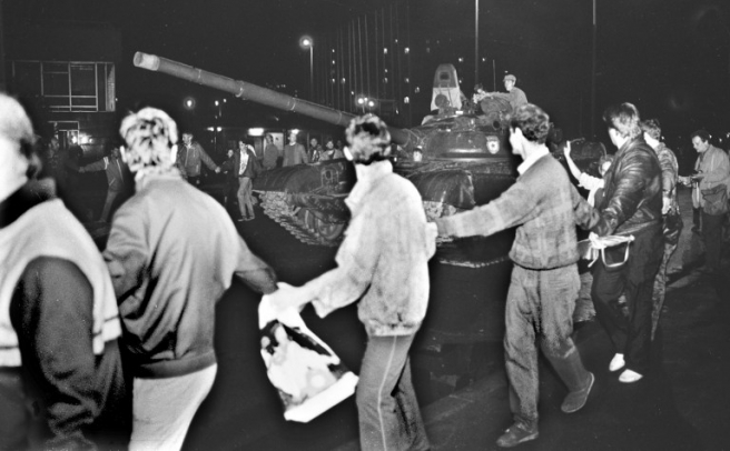 Građani i tenkovi na ulicama Moskve, rani sati 20. kolovoza 1991.
