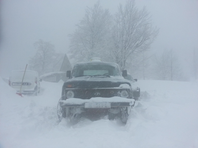 Jeep zatrpan snijegom