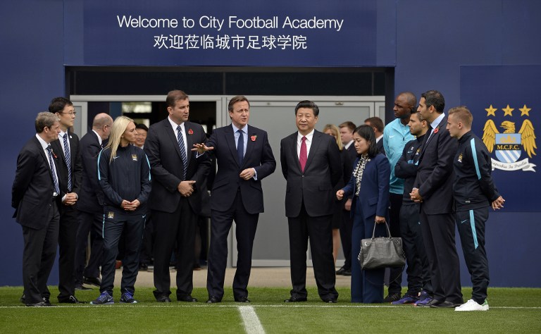 British Prime Minister David Cameron (5L), and Chinese President Xi Jinping (6R) visit the City Football Academy in Manchester, north west England, on October 23, 2015. After three days of banquets, processions and trade talks, Xi on the final day of his State visit, will meet former players of both Manchester City and cross-city rivals Manchester United, whose current teams will play each other on Sunday. AFP PHOTO / POOL / JOE GIDDENS / AFP PHOTO / POOL / Joe Giddens