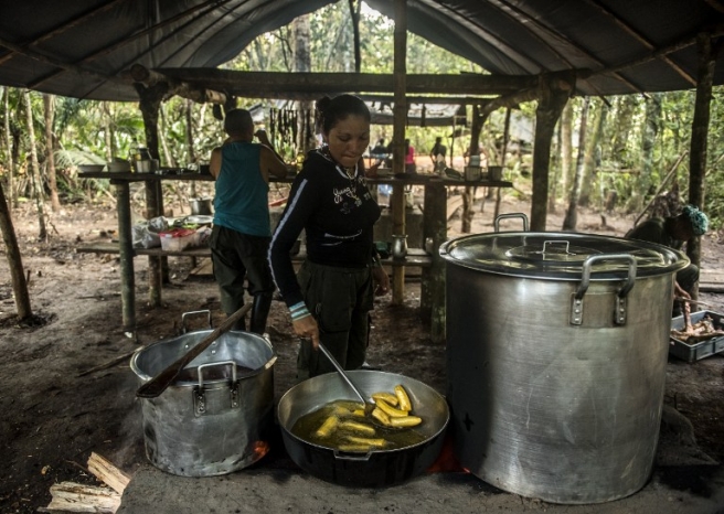 Članovi FARC-a pripremaju hranu