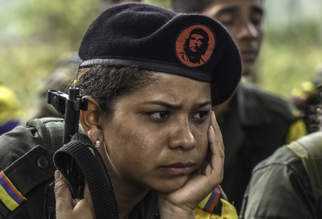 Pripadnica FARC-a sluša o mirovnom procesu