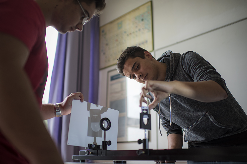 Učenici izvode eksperimente na optičkoj klupi