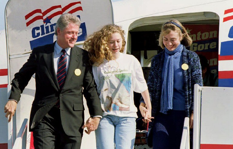 Democratic presidential candidate Bill Clinton (L), his daughter Chelsea (C) and wife Hillary arrive in the capital of the state of Arkansas 03 November 1992. The Arkansas governor will remain in Little Rock for the rest of the election day. / AFP PHOTO / TIMOTHY A. CLARY
