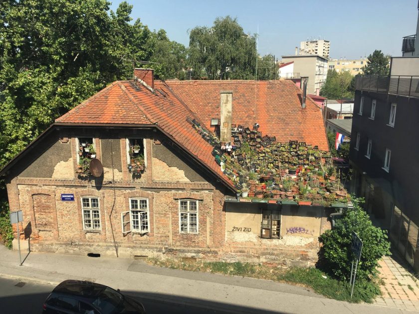 Živi kod kuće sa 30 godina i izlazi