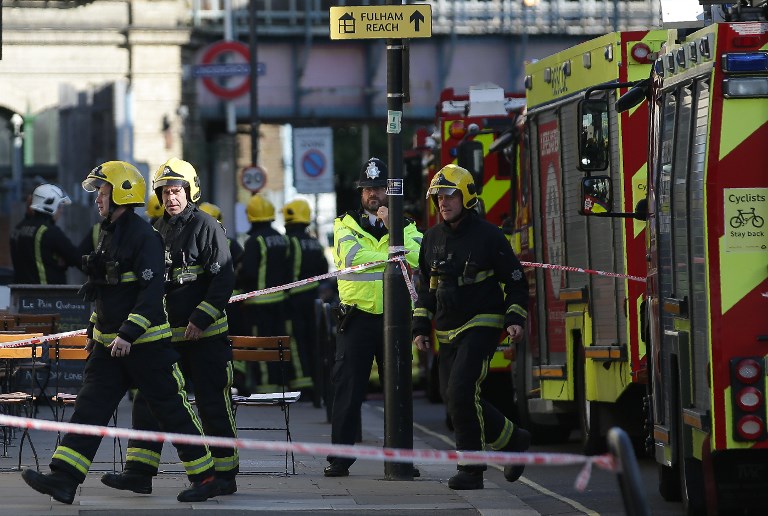 Members of the emergency services work outside Parsons Green underground tube station in west London on September 15, 2017, following an incident on an underground tube carriage at the station.
Police and ambulance services said they were responding to an "incident" at Parsons Green underground station in west London on Friday, following media reports of an explosion. A Metro.co.uk reporter at the scene was quoted by the paper as saying that a white container exploded on the train and passengers had suffered facial burns. / AFP PHOTO / Daniel LEAL-OLIVAS