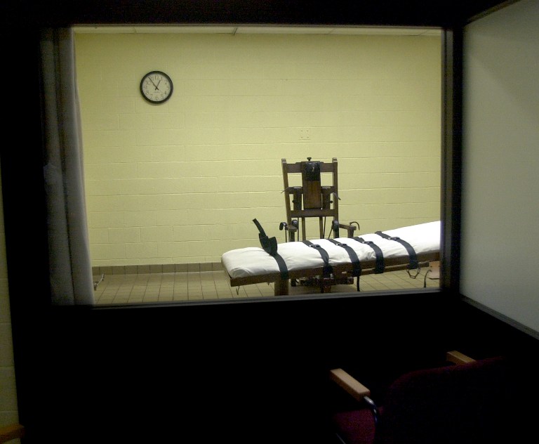 393846 05: A view of the death chamber from the witness room at the Southern Ohio Correctional Facility shows an electric chair and gurney August 29, 2001 in Lucasville, Ohio. The state of Ohio is one of the few states that still uses the electric chair, and it gives death row inmates a choice between death by the electric chair or by lethal injection. John W. Byrd, who will be executed on September 12, 2001, has stated that he will choose the electric chair.   Mike Simons/Getty Images/AFP