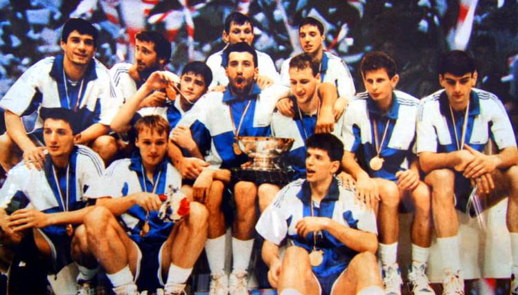 20. kolovoza 1990.; na svjetskom košarkaškom prvenstvu 1990. godine u Argentini, pobijedila je Jugoslavija, osvojivši svoju treću titulu u povijesti. U finalnoj utakmici, Jugoslavija je pobijedila Sovjetski savez 75:92. Dražen je tada, reprezentaciju predvodio kao kapetan.
