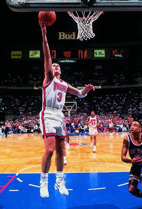24. siječnja 1993.; Dražen igra svoju najbolju utakmicu u NBA karijeri. Netsi su pobijedili Rocketse sa 17 razlika, a Dražen je sudjelova sa 44 bodova, u 41 minuti provedenoj na parketu. Četiri mjeseca i 14 dana nakon ove fotografije, Dražen je poginuo u prometnoj nesreći u blizini Denkendorfa u Bavarskoj.