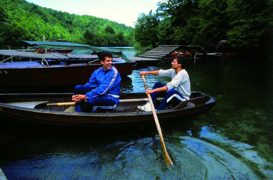1984.; Dražen i njegov brat Aco na Plitvičkim jezerima u sklopu priprema Jugoslavenske reprezentacije za Olimpijske igre u Los Angelesu