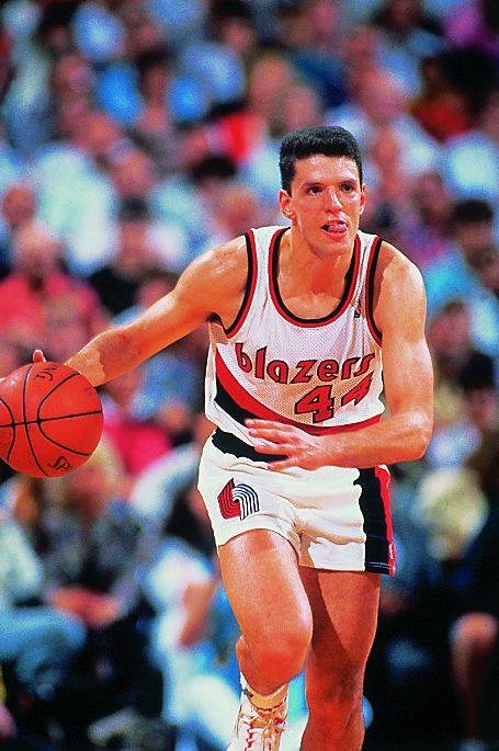 3.studenog 1989.; Draženov prvi nastup u NBA ligi. Portland je pobijedio Sacramento, a Dražen je sudjelovao sa sedam poena, pet skokova i asistencijom u samo 10 minuta na parketu.