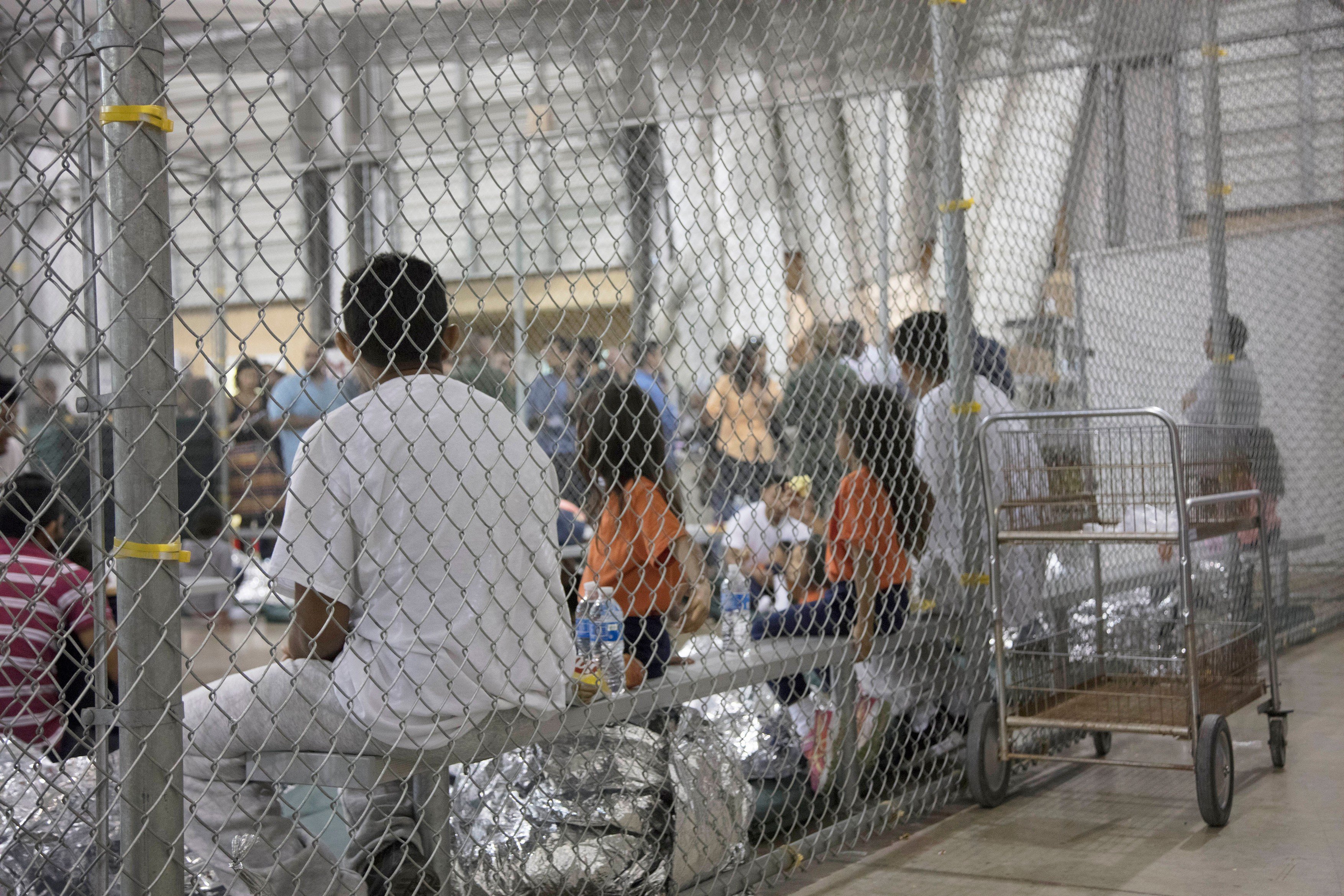 Ova fotografija snimljena je u centru McAllen u Teksasu, medijima ju je pustila američka carinska i granična policija u pokušaju da pokažu da uvjeti u centru nisu grozni.