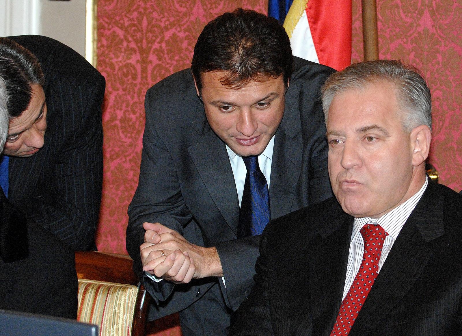 Godina 2008.; na sjednici  Vlade došaptava se s tadašnjim premijerom Ivom Sanaderom