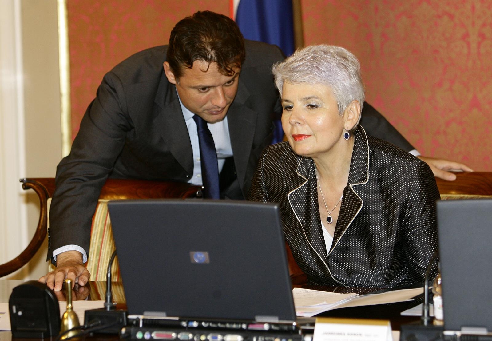 Godina 2009.; isto mjesto, samo godina kasnije i nova premijerka. Jandroković sada šapće na uho Jadranki Kosor