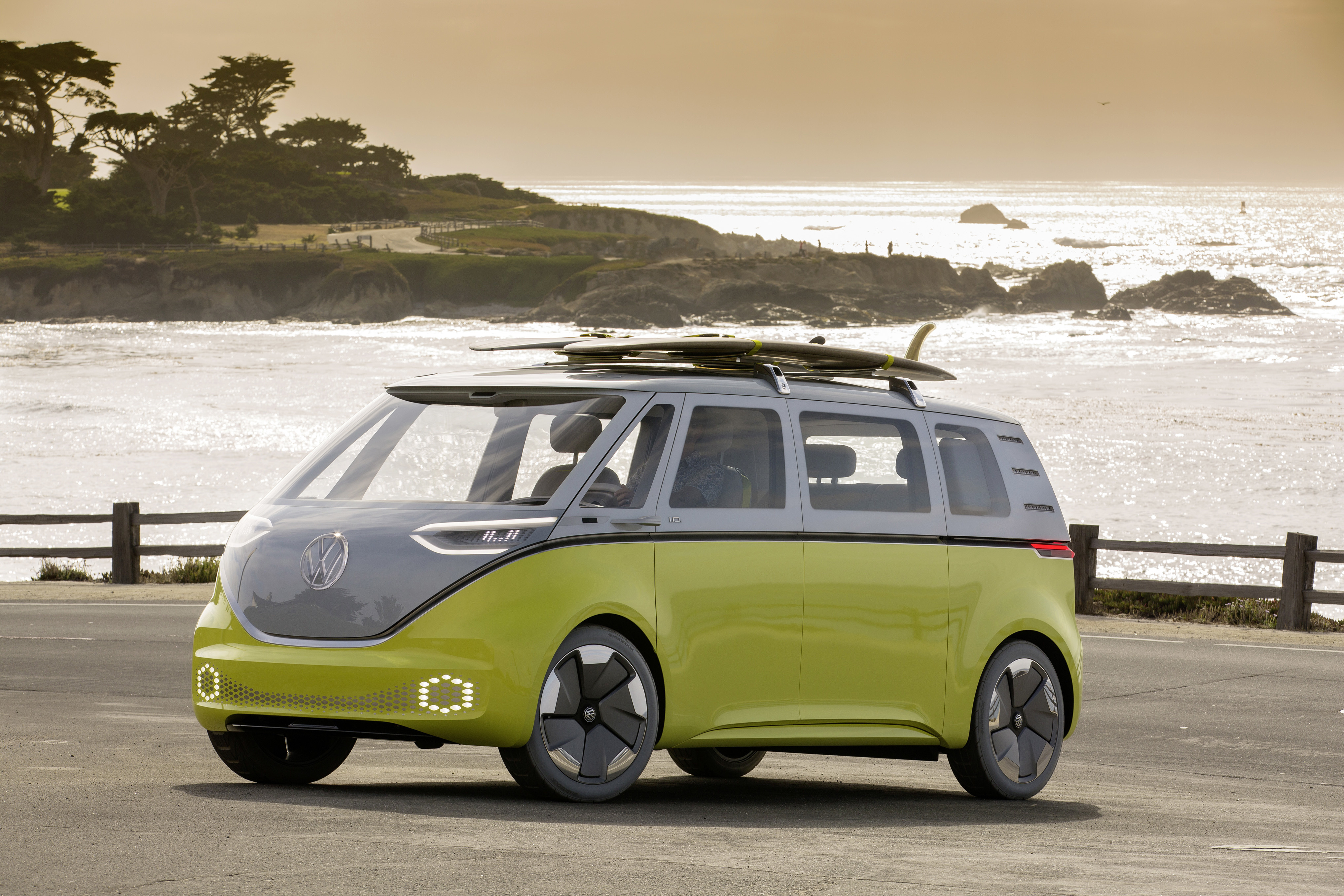 Volkswagenov I.D. Buzz je automobil koji se zasniva na konceptu legendarnog VW Microbusa, najpoznatijeg kao simbola hipijevskog pokreta. Međutim, osvježen je za 21. stoljeće, a ovaj model je zaista ekološki prihvatljiv. Naravno, radi se o elektromobilu, s kapacitetom baterije od 111 kWh, što mu daje domet od oko 600 kilometara. U prodaju neće stići prije 2022. godine, a cijena je još uvijek nepoznanica. I.D. Buzz je jedan od automobila koji se temelji na VW-ovoj platformi naziva MEB, odnosno, na bazi na kojoj će, kako kažu, predstaviti oko 10 modela 2025. godine. Do 2030. godine, trebali bi imati ukupno 300 modela na ovoj bazi, raspoređenih na svih svojih 12 brendova.