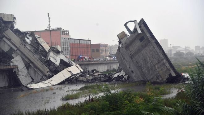 Veći dio vijadukta i nekoliko vozila urušili su se u preplavljenu rijeku Polcevera, dok su ostali fragmenti pali na tračnice i skladišta talijanske energetske kompanije Ansaldo Energia.