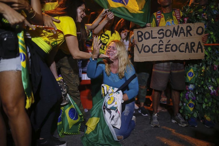 Pobornici desničara Bolsonara emocionalno slave njegovu pobjedu.