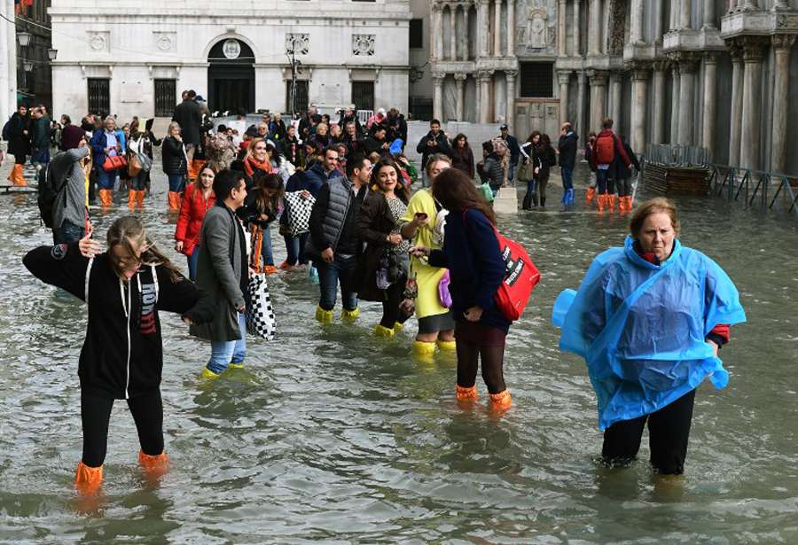 Turisti jedva prolaze poplavljenim trgom sv. Marka.