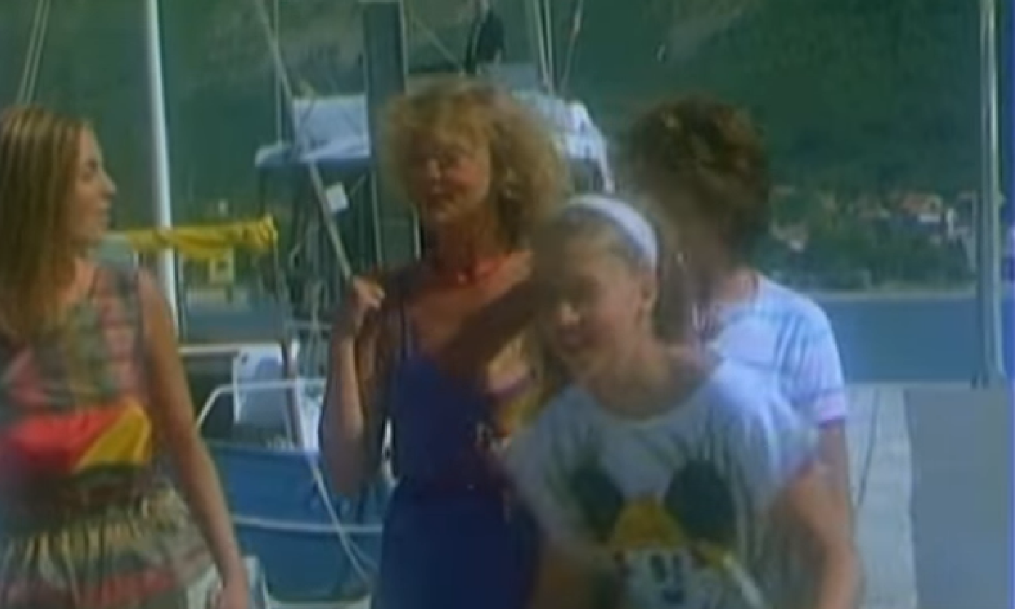 U komediji Nije lako sa muškarcima iz 1985., Dravić je glumila lik Gordane Diklić, samohrane razvedene arhitektice, majke triju tinejdžerica. Svoje ljeto provode na moru, gdje im hofiraju razni muškarci, što često, završava u potpunim katastrofama.