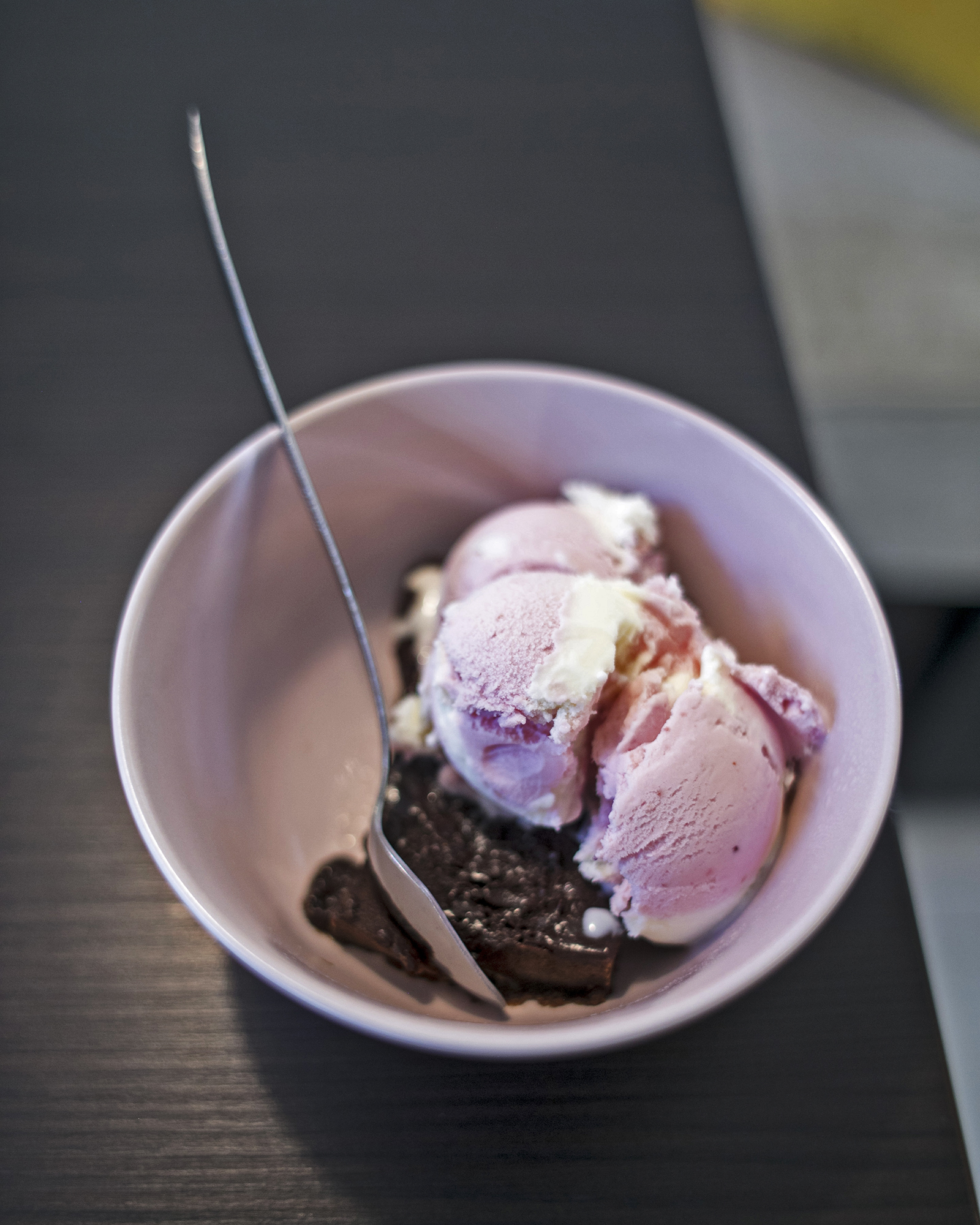 Apsolutni hit i danas je Brownie a la mode – topli brownie s kuglicom sladoleda. Može se birati između 7 vrsta brownieja i 12 vrsti sladoleda. Kombinacija toplo-hladnog deserta je 21 kuna.