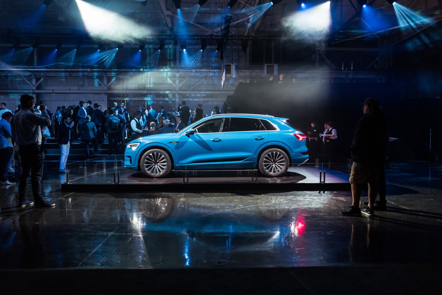 Audi je nakon predstavljanja u San Franciscu svoj električni SUV e-tron predstavio i u Parizu. Kompaktni SUV broji 402 konjske snage, ubrzava do sto kilometara na sat za 5,5 sekundi, a baterija od 95 kW mu daje domet od 480 kilometara. Objavili su da već sada imaju 10.000 rezervacija, a službena cijena niti datum početka prodaje u Europi još uvijek nisu poznati. Trebao bi stići tijekom 2019. godine.