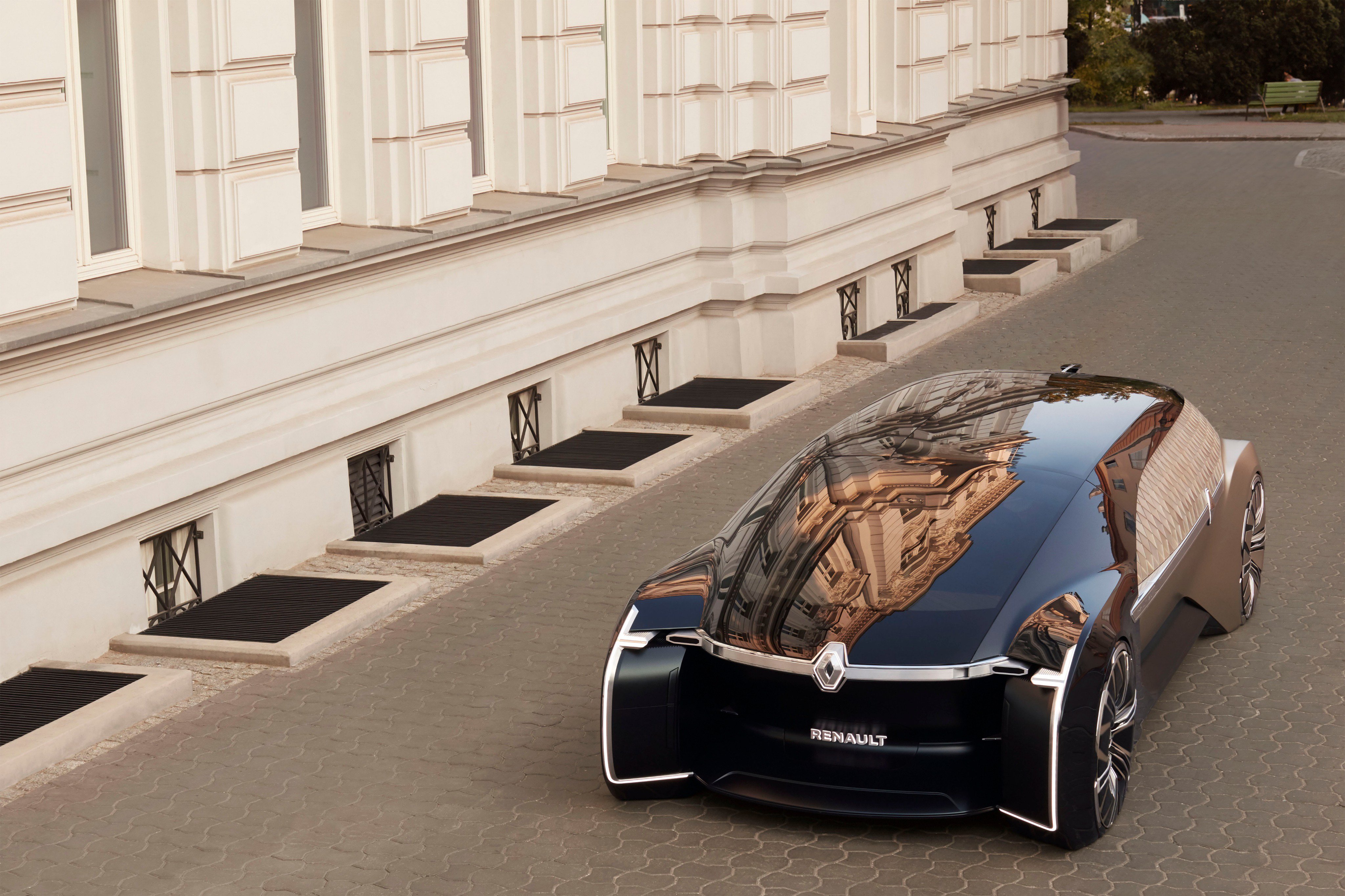 Renault je predstavio EZ-Ultimo, robotizirano vozilo za koje vjeruju da predstavlja budućnost luksuznog prijevoza. Radi se ustvari o vozećem dnevnom boravku, koji ne bi trebao imati volan, s obzirom na to da je posve autonoman. Ljudi bi samo trebali ući, opustiti se i reći kuda žele ići.