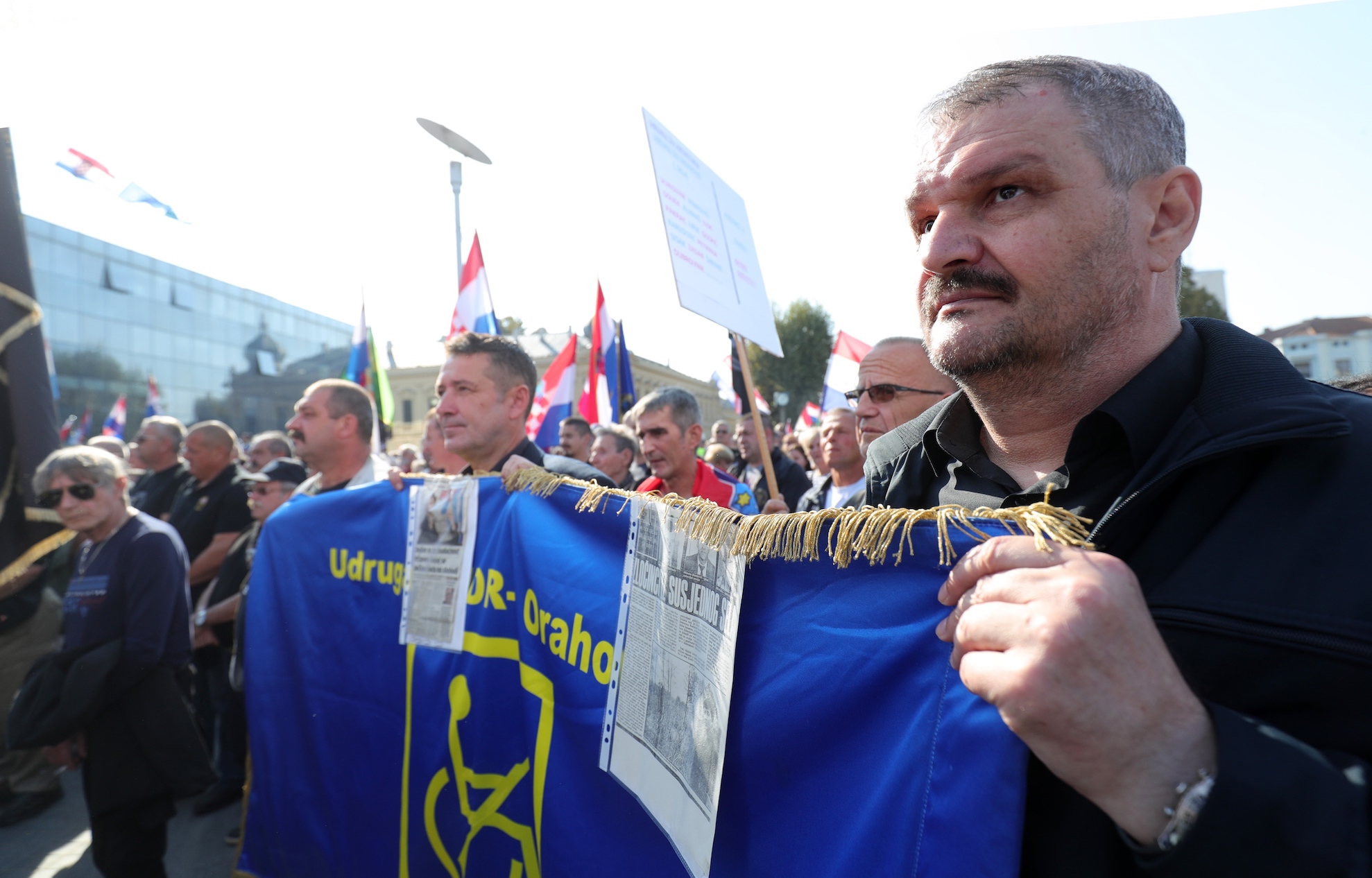 Prosvjednici su uglavnom ogrnuti zastavama na kojima piše odakle doalze. Među njima ima ljudi iz Odžaka, Zaprešića, Škabrnje, Zadra, Koprivnice, Vinkovaca, Gospića, Rijeke i drugih mjesta.