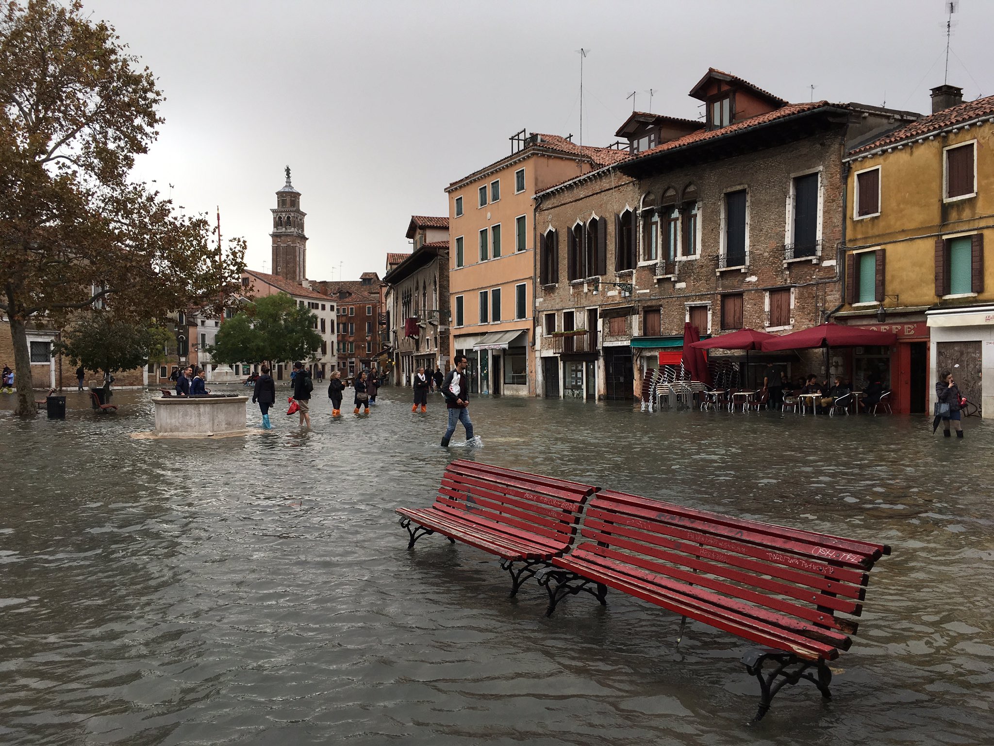 
Snažno nevrijeme koje je u ponedjeljak pogodilo Veneciju poplavilo je gotovo tri četvrtine grada i ovo je jedna od većih poplava u povijesti. Vjetrovi su razinu vode podigli za više od 1,5 metara. 