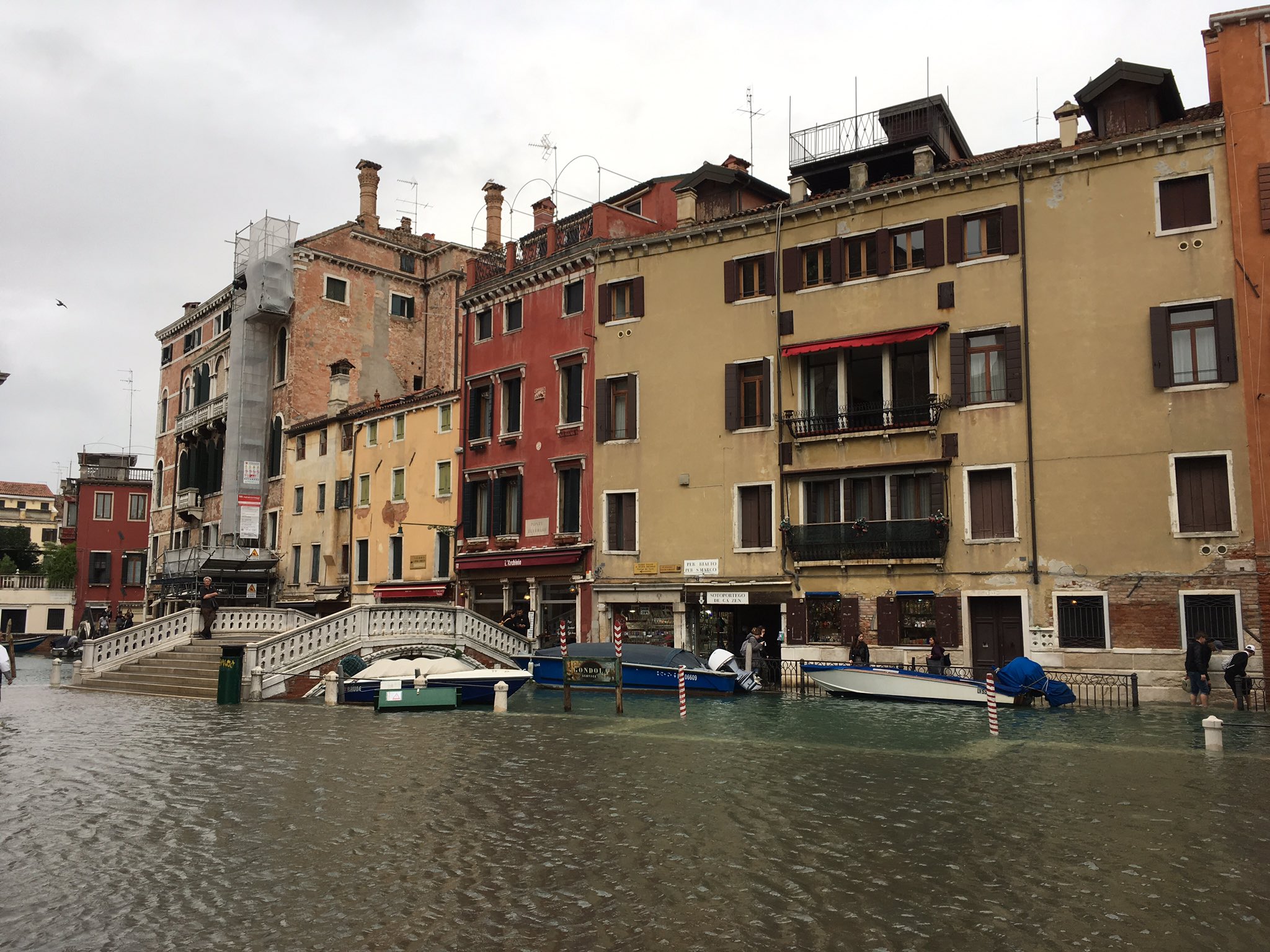 Iz grada procjenjuju da je potopljeno preko 75 posto površine grada.
