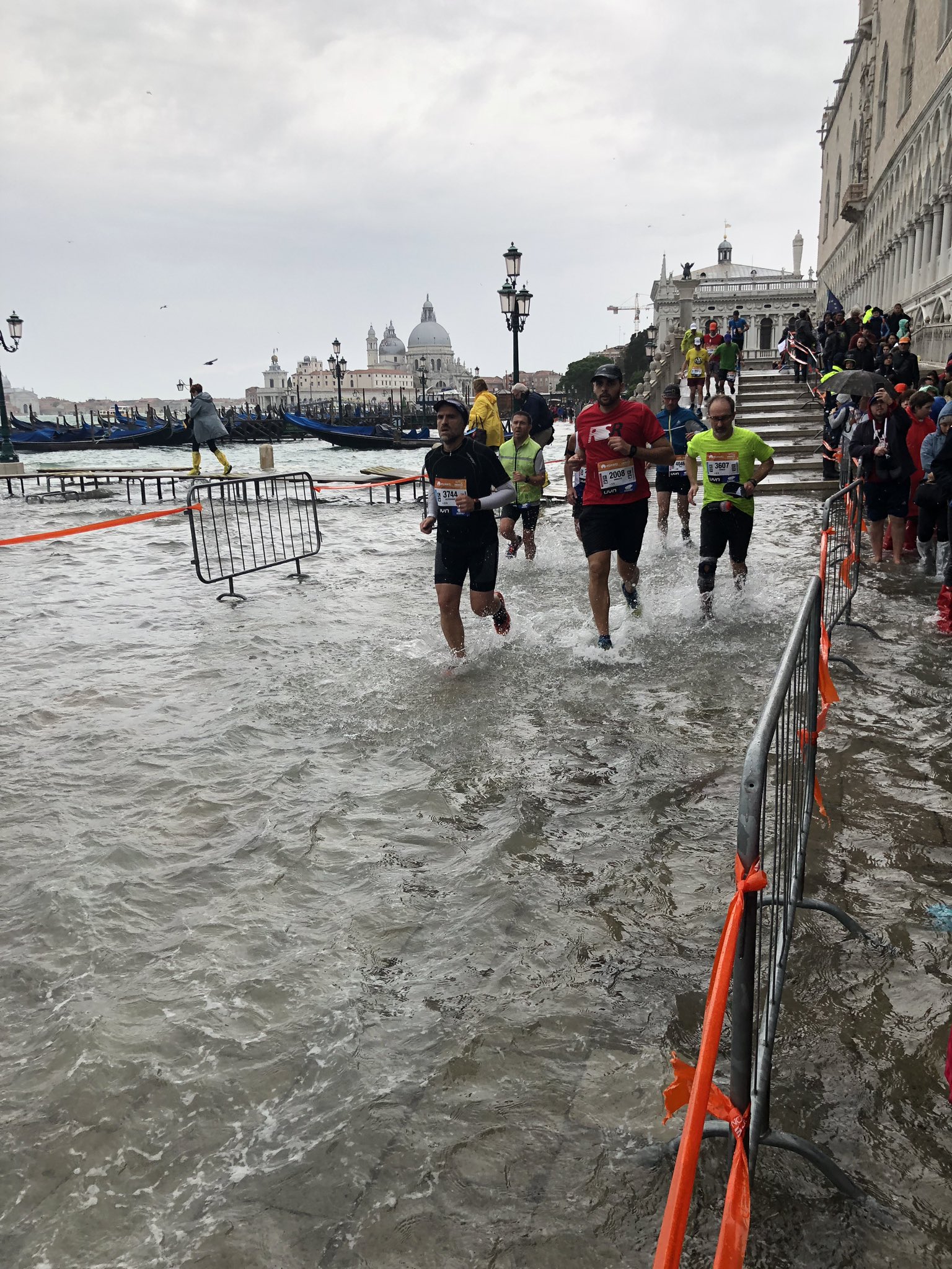 Tijekom vikenda i ponedjeljka održavao se venecijanski maraton, a natjecatelji su morali trčati kroz poplavljene ulice.