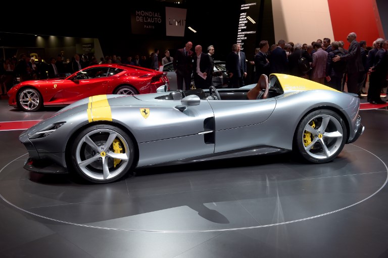 Okej, znamo da nije elektirčni auto, ali Ferrari SP1 Monza je naprosto predivan. A koliko će koštati Ferrari bez krova i vjetrobrana koji će biti proizveden u ograničenoj količini?  1,6 milijuna eura i posve je rasprodan. Motor broji 810 konjskih snaga, bez ikakvog hibridnog ili električnog sustava. Radi se o klasičnom atmosferskom V12 motoru. Ubrzanje je samo 2,9 sekundi do stotke.