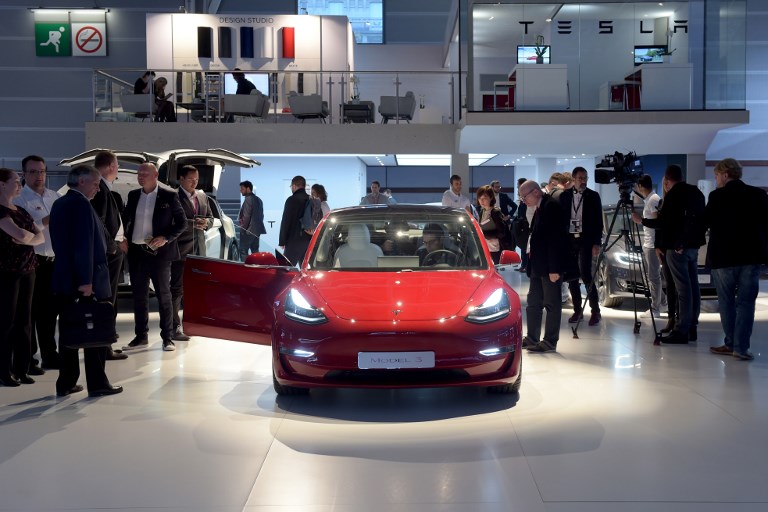 Na sajmu u Parizu Tesla je prvi put u Francuskoj službeno predstavila Model 3. Ljudi u Francuskoj koji su rezervirali Teslu tako su ga prvi put mogli vidjeti uživo. Ako netko ima rezervaciju, zaposlenici na štandu će ga propustiti ispred svih i dozvoliti mu da sjedne u auto. Naravno, oko Modela 3 jako brzo se stvorila golema gužva.